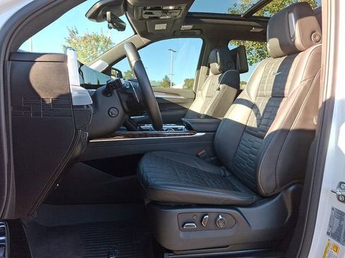 Used 2025 Cadillac Escalade Sport Platinum image 13