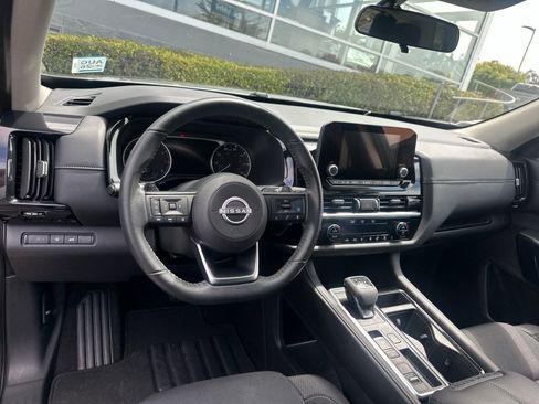 Used 2024 Nissan Pathfinder SV w/ SV Premium Package FWD image 11