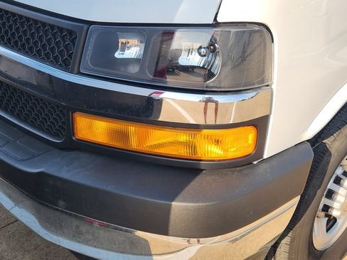 Used 2025 Chevrolet Express 2500 w/ Driver Convenience Package RWD image 7