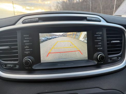 Used 2017 Kia Sorento LX w/ LX V6 Convenience Package image 12