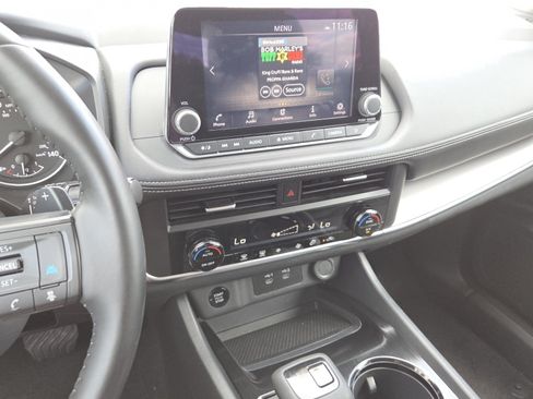 Used 2025 Nissan Rogue SV FWD image 25