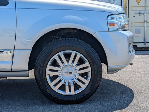 Used 2014 Lincoln Navigator 2WD image 11