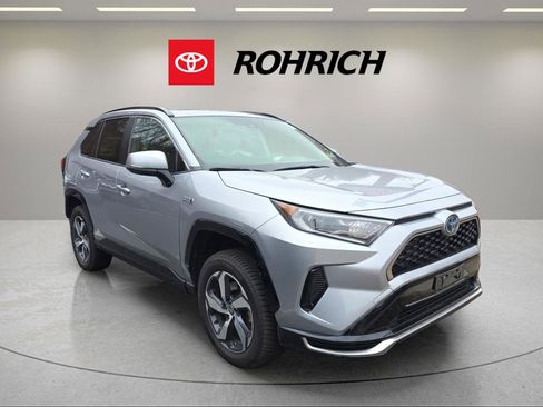 Used 2021 Toyota RAV4 SE w/ Weather & Moonroof Package image 5
