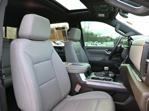 Used 2022 Chevrolet Silverado 1500 LTZ w/ LTZ Premium Package image 8