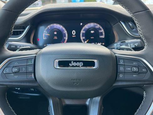 New 2025 Jeep Grand Cherokee Altitude image 23