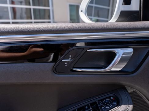 Used 2019 Porsche Macan AWD/4WD image 26
