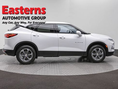 Used 2025 Chevrolet Blazer LT FWD image 3