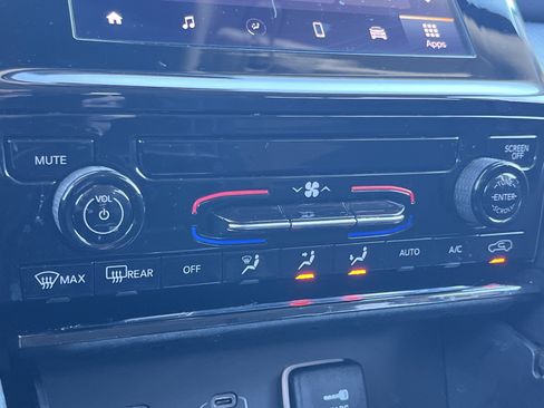 Used 2023 Jeep Grand Cherokee Laredo image 6