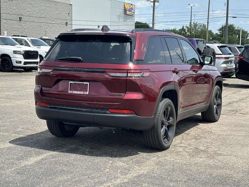 Used 2023 Jeep Grand Cherokee Limited w/ Black Appearance Package AWD/4WD image 4