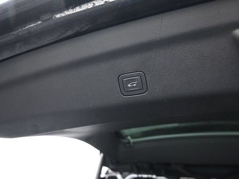 Used 2025 GMC Yukon XL Denali AWD/4WD image 7
