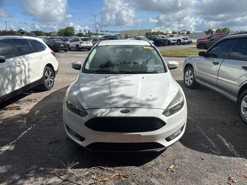 Used 2018 Ford Focus SE w/ SE Appearance Package FWD image 2