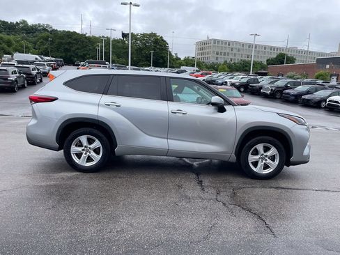 Used 2023 Toyota Highlander LE FWD image 7