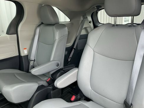 Used 2023 Toyota Sienna XLE image 16
