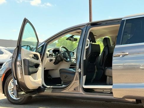 Used 2023 Chrysler Pacifica Touring-L FWD image 22
