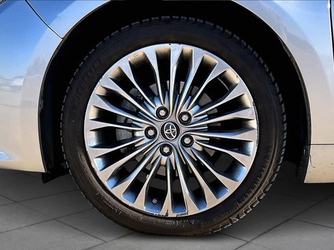 Used 2017 Toyota Avalon Limited image 10