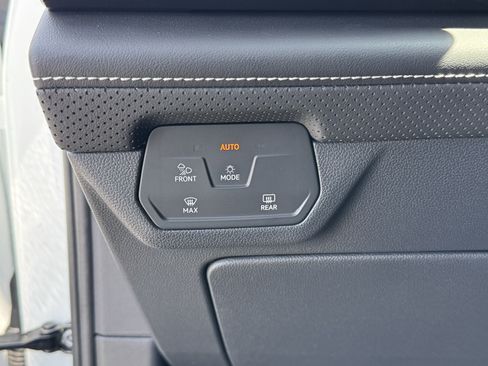 Certified 2025 Volkswagen Atlas SE FWD image 29