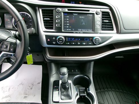 Used 2019 Toyota Highlander Plus AWD/4WD image 16