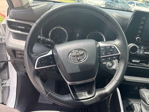 Used 2022 Toyota Highlander LE FWD image 13