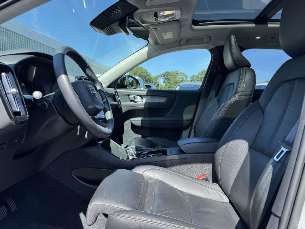 Certified 2023 Volvo XC40 B5 Plus w/ Driver Assist Package AWD/4WD image 13