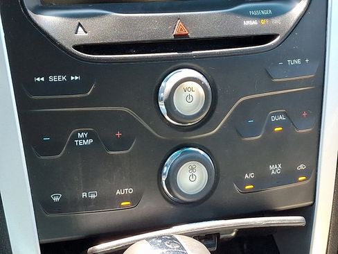 Used 2015 Ford Explorer XLT w/ Equipment Group 202A AWD/4WD image 16