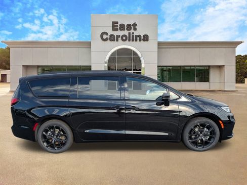 New 2026 Chrysler Pacifica Limited w/ S Appearance Package image 2
