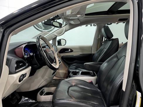 Used 2019 Chrysler Pacifica Limited FWD image 13