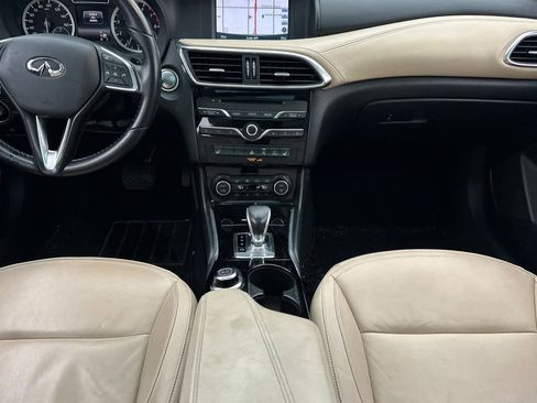 Used 2017 INFINITI QX30 Premium w/ Navigation Package image 4