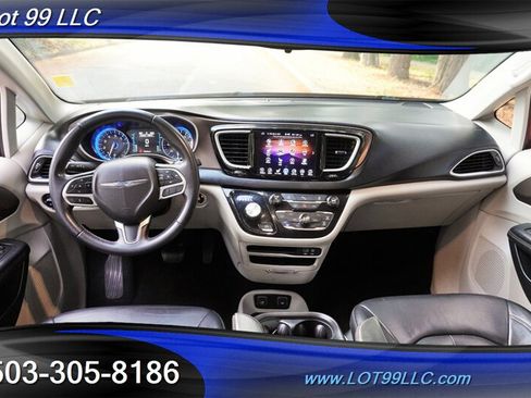 Used 2017 Chrysler Pacifica Touring-L FWD image 2