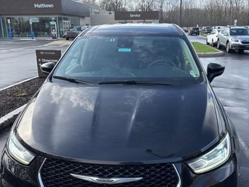 Used 2023 Chrysler Pacifica Touring-L image 3