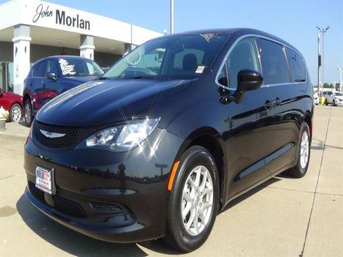 Used 2023 Chrysler Voyager LX image 2