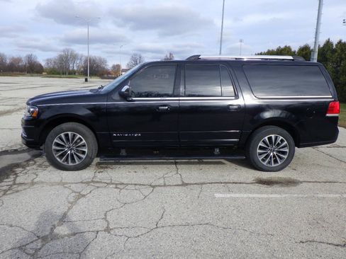 Used 2017 Lincoln Navigator L Select AWD/4WD image 2