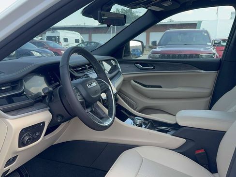 Used 2024 Jeep Grand Cherokee Limited 4xe w/ Luxury Tech Group II AWD/4WD image 31