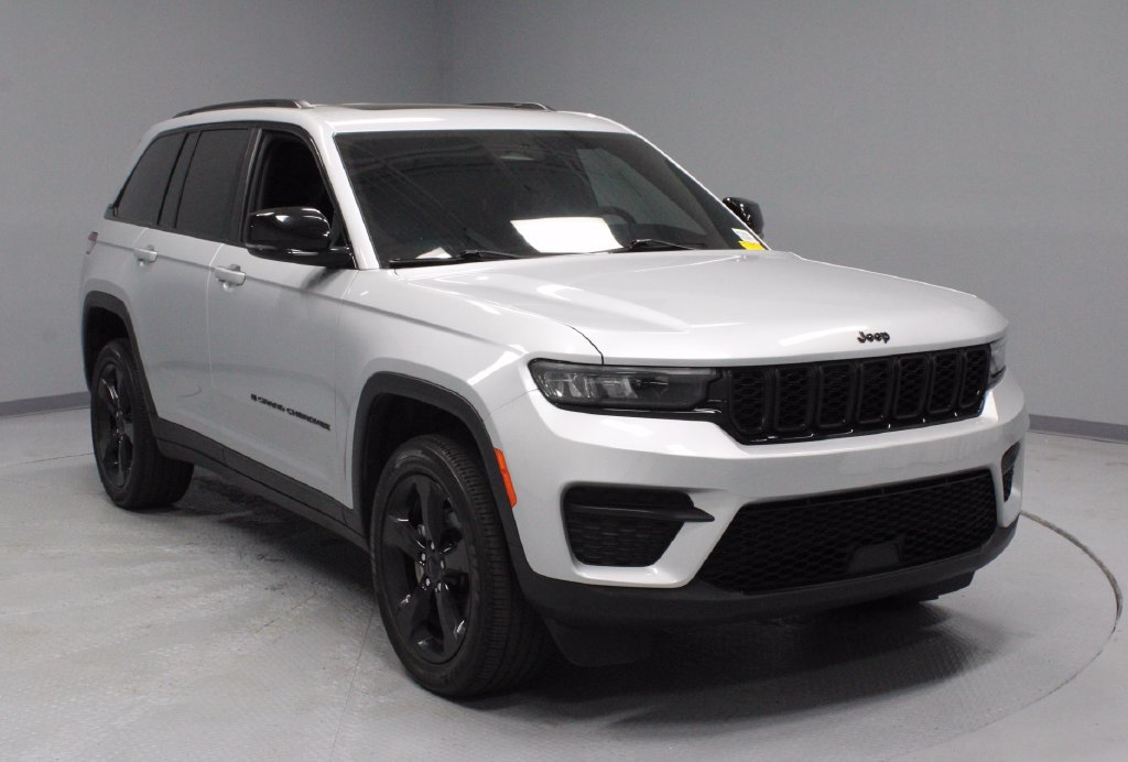 Used 2023 Jeep Grand Cherokee Altitude AWD/4WD image 1