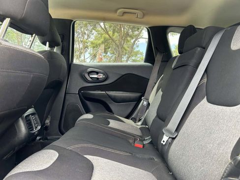 Used 2016 Jeep Cherokee Sport image 22