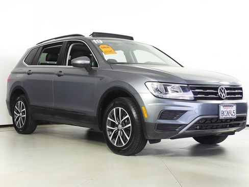 Used 2019 Volkswagen Tiguan SE w/ Panoramic Sunroof Package FWD image 4