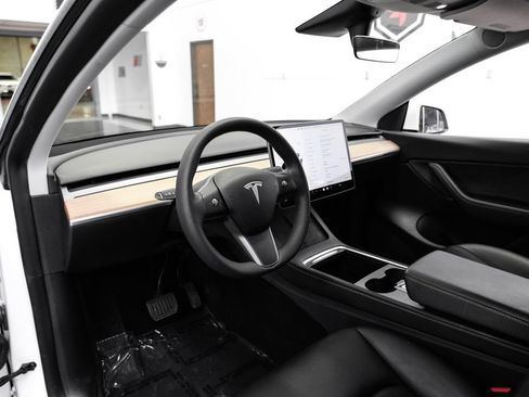 Used 2022 Tesla Model Y Long Range AWD/4WD image 3