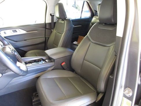 Certified 2025 Ford Explorer Active w/ Active Comfort Package image 11