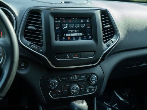 Used 2019 Jeep Cherokee Latitude Plus w/ Comfort/Convenience Group AWD/4WD image 25