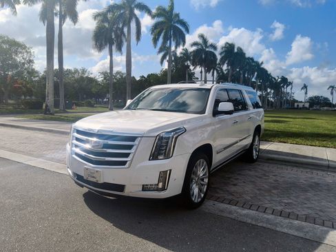 Used 2018 Cadillac Escalade ESV Premium Luxury AWD/4WD image 2
