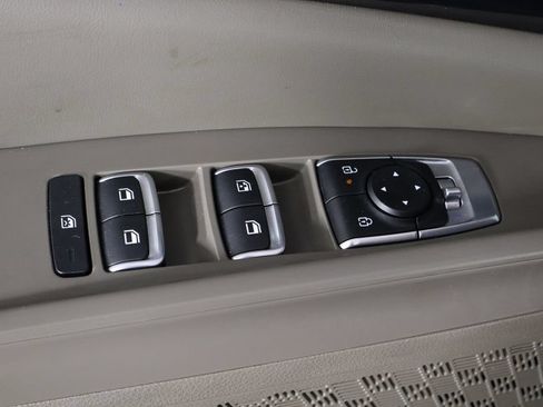 Used 2025 Kia Carnival FWD image 22