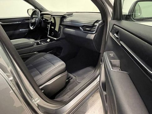 Used 2025 GMC Acadia Elevation image 27