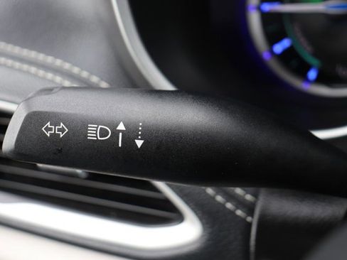 Used 2024 Chrysler Pacifica Select image 23