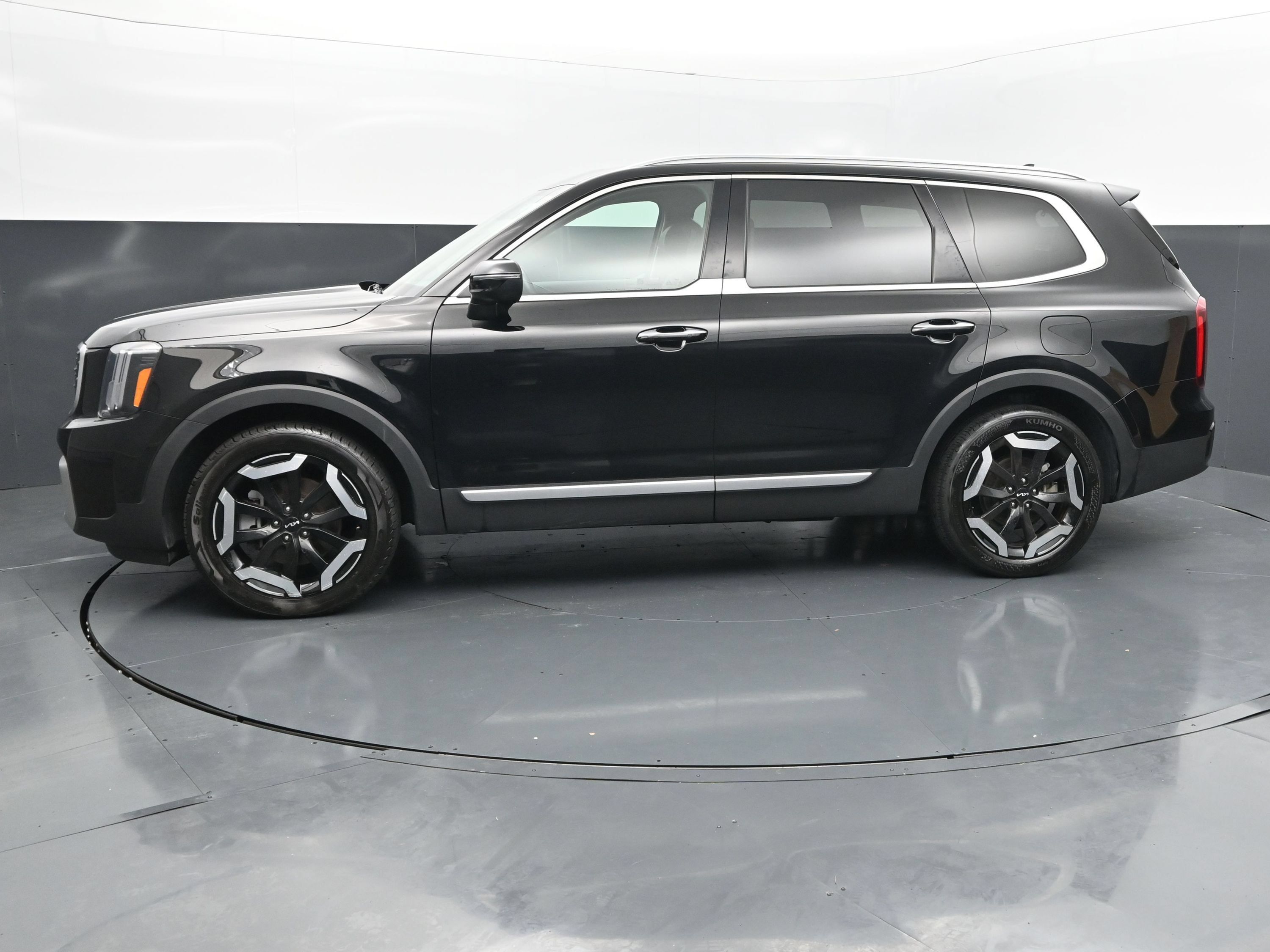 Used 2025 Kia Telluride S FWD image 2
