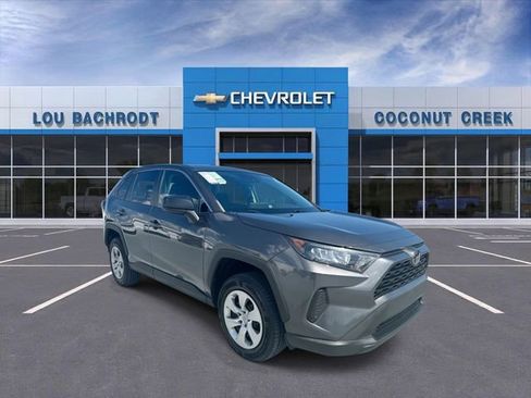 Used 2022 Toyota RAV4 LE image 2