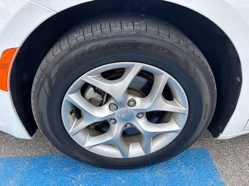 Used 2019 Chrysler Pacifica Touring-L Plus w/ Tire & Wheel Group FWD image 9