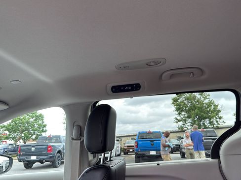 Used 2023 Chrysler Pacifica Touring-L FWD image 11