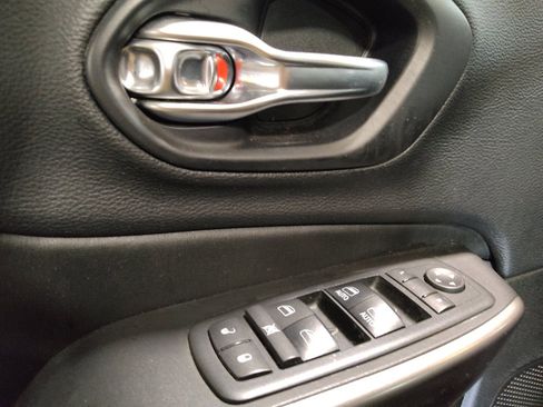 Used 2019 Jeep Cherokee Latitude Plus w/ Comfort/Convenience Group FWD image 27