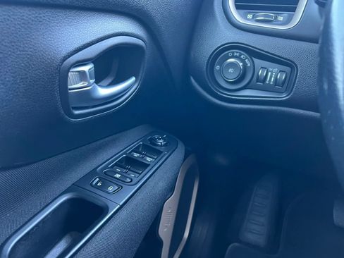 Used 2017 Jeep Renegade Latitude AWD/4WD image 21