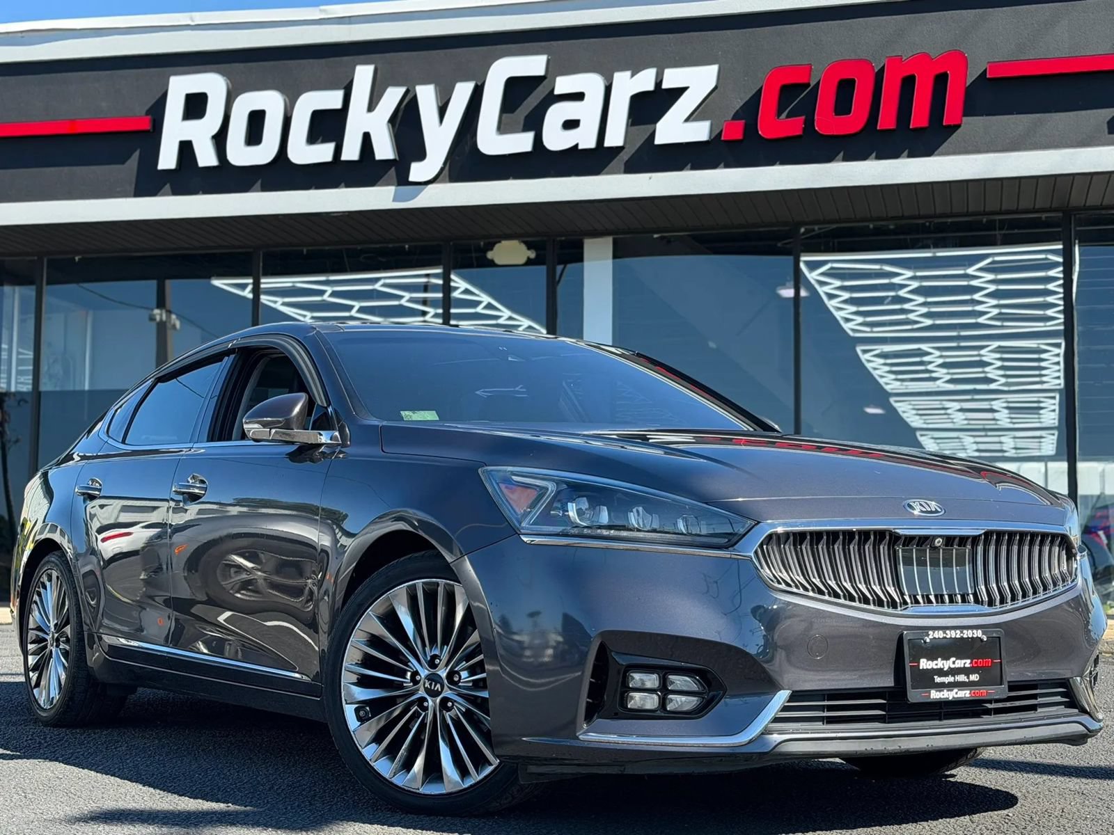 Used 2017 Kia Cadenza Limited FWD image 1