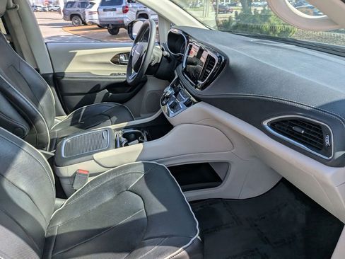 Used 2023 Chrysler Pacifica Limited image 18